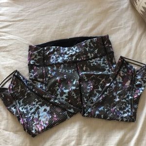 Lululemon crops size 6